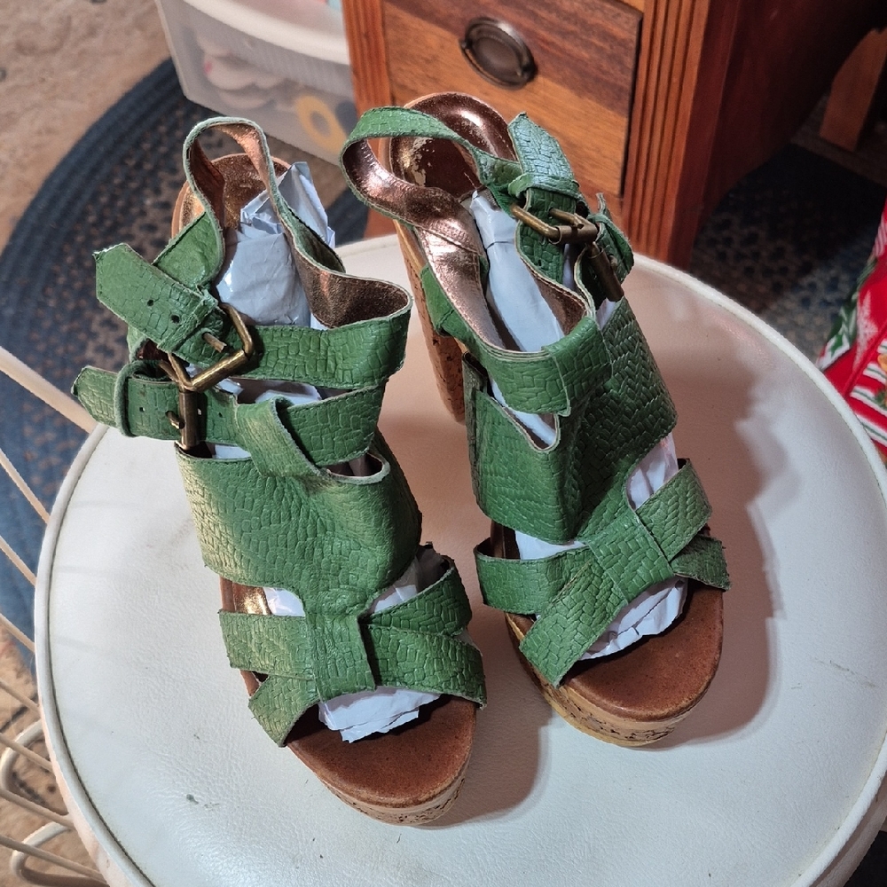 Green Strappy Cynthia Vincent Sandals with Buckles. Size 8